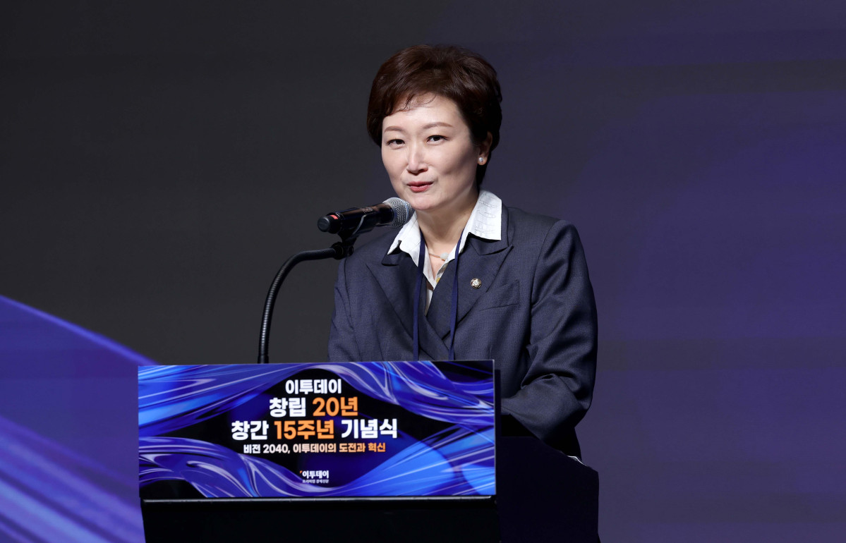 ▲이언주 더불어민주당 최고위원이 24일 서울 서초구 JW메리어트 호텔 서울 그랜드볼룸에서 열린 이투데이 창립 20년, 창간 15주년 기념식 '비전2040, 이투데이의 도전과 혁신'에서 축사를 하고 있다. 이번 기념식은 이투데이의 여정을 돌아보며, 새로운 도약을 선언하는 자리다. 신태현 기자 holjjak@