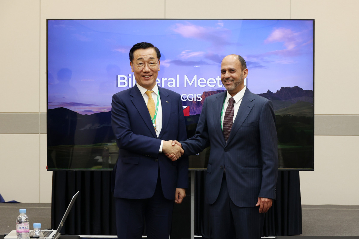 ▲어명소 LX공사 사장(왼쪽)과 카타르의 공간정보 전문기관인 지리정보센터의 만나프 아흐마드 알 사다 대표가 24일 ‘2025 K-GEO Festa’에서 LX 디지털트윈 플랫폼의 카타르 지방정부 확산을 위해 협력 방안을 논의했다. (사진제공=LX공사)