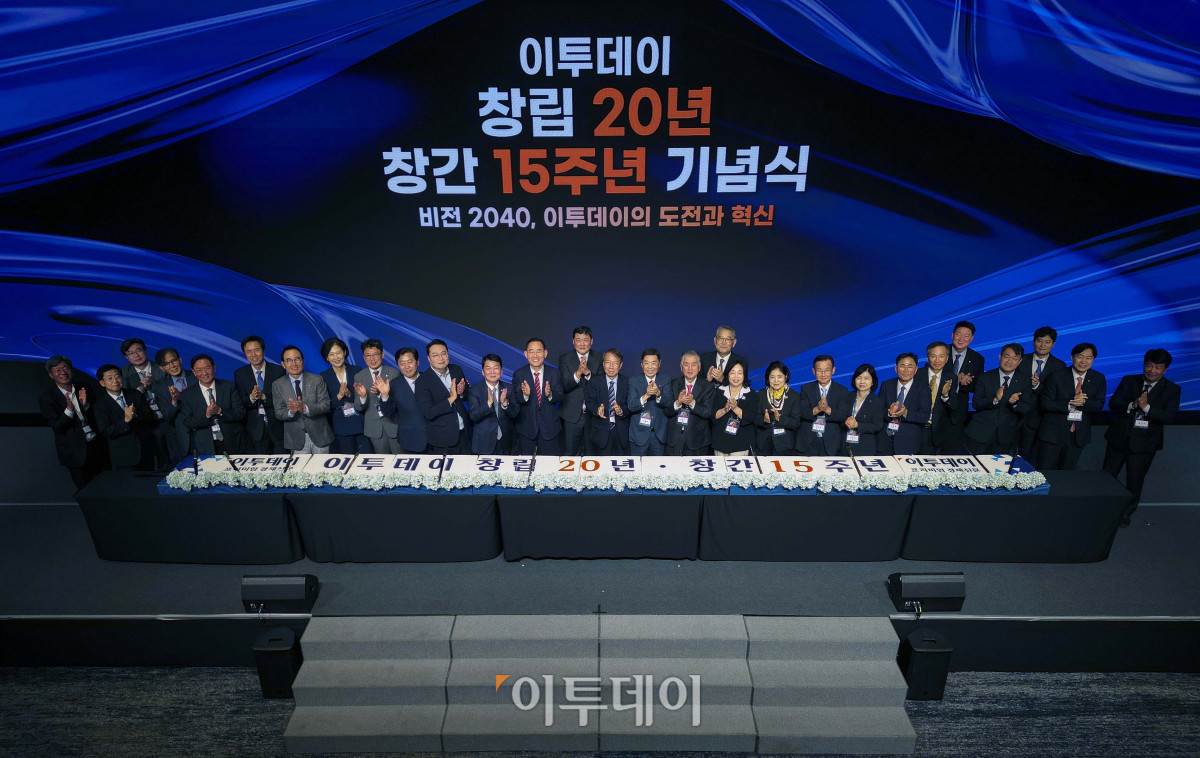 ▲24일 서울 서초구 JW메리어트 호텔 서울 그랜드볼룸에서 열린 이투데이 창립 20년, 창간 15주년 기념식 '비전2040, 이투데이의 도전과 혁신'에서 김문수 이투데이그룹 회장, 김상우 이투데이그룹 총괄부회장, 이종재 이투데이 대표, 주호영 국회부의장, 이언주 더불어민주당 최고위원, 황명선 더불어민주당 최고위원, 안철수 국민의힘 의원, 진성준 더불어민주당 의원, 천하람 개혁신당 원내대표, 정운찬 동반성장연구소 이사장, 김병준 사랑의열매 사회복지공동모금회 회장 등 내빈들이 창간 축하 떡케이크 커팅 후 기념촬영을 하고 있다. 이번 기념식은 이투데이의 여정을 돌아보며, 새로운 도약을 선언하는 자리다. 조현호 기자 hyunho@