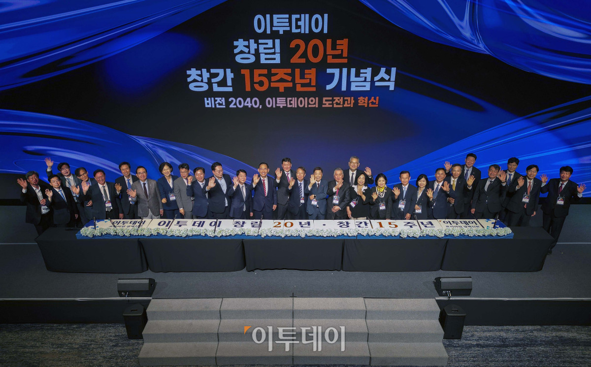 ▲24일 서울 서초구 JW메리어트 호텔 서울 그랜드볼룸에서 열린 이투데이 창립 20년, 창간 15주년 기념식 '비전2040, 이투데이의 도전과 혁신'에서 김문수 이투데이그룹 회장, 김상우 이투데이그룹 총괄부회장, 이종재 이투데이 대표, 주호영 국회부의장, 이언주 더불어민주당 최고위원, 황명선 더불어민주당 최고위원, 안철수 국민의힘 의원, 진성준 더불어민주당 의원, 천하람 개혁신당 원내대표, 정운찬 동반성장연구소 이사장, 김병준 사랑의열매 사회복지공동모금회 회장 등 내빈들이 창간 축하 떡케이크 커팅 후 기념촬영을 하고 있다. 이번 기념식은 이투데이의 여정을 돌아보며, 새로운 도약을 선언하는 자리다. 조현호 기자 hyunho@