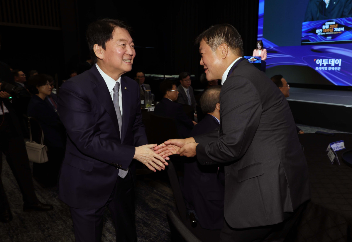 ▲김상우(오른쪽) 이투데이그룹 총괄부회장과 안철수 국민의힘 의원이 4일 서울 서초구 JW메리어트 호텔 서울 그랜드볼룸에서 열린 이투데이 창립 20년, 창간 15주년 기념식 '비전2040, 이투데이의 도전과 혁신'에서 인사하고 있다. 이번 기념식은 이투데이의 여정을 돌아보며, 새로운 도약을 선언하는 자리다. 신태현 기자 holjjak@
