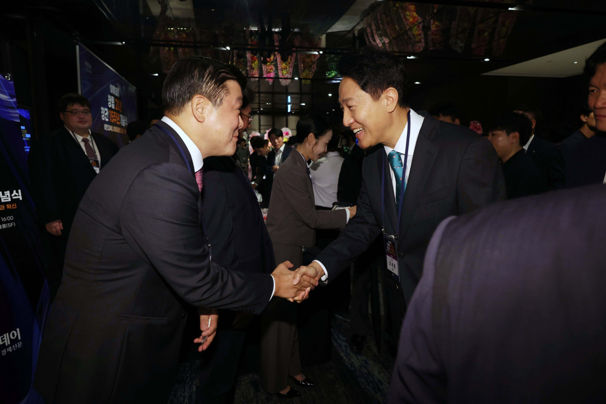 ▲김상우(왼쪽) 이투데이그룹 총괄부회장과 오세훈 서울시장이 4일 서울 서초구 JW메리어트 호텔 서울 그랜드볼룸에서 열린 이투데이 창립 20년, 창간 15주년 기념식 '비전2040, 이투데이의 도전과 혁신'에서 인사하고 있다. 이번 기념식은 이투데이의 여정을 돌아보며, 새로운 도약을 선언하는 자리다. 신태현 기자 holjjak@