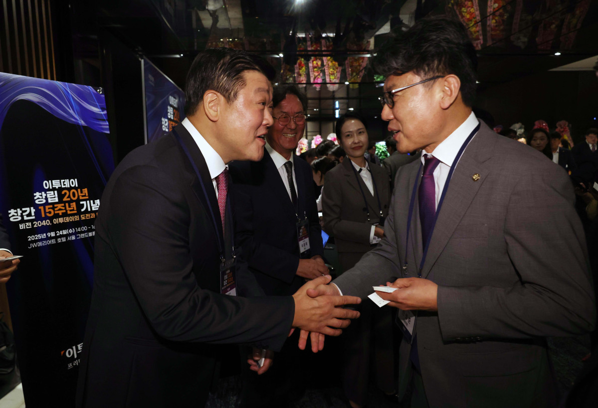 ▲김상우(왼쪽) 이투데이그룹 총괄부회장과 진성준 더불어민주당 의원이 4일 서울 서초구 JW메리어트 호텔 서울 그랜드볼룸에서 열린 이투데이 창립 20년, 창간 15주년 기념식 '비전2040, 이투데이의 도전과 혁신'에서 인사하고 있다. 이번 기념식은 이투데이의 여정을 돌아보며, 새로운 도약을 선언하는 자리다. 신태현 기자 holjjak@