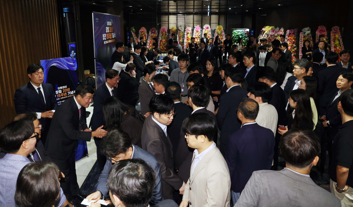 ▲김상우 이투데이그룹 총괄부회장이 4일 서울 서초구 JW메리어트 호텔 서울 그랜드볼룸에서 열린 이투데이 창립 20년, 창간 15주년 기념식 '비전2040, 이투데이의 도전과 혁신'에서 참석자들과 인사하고 있다. 이번 기념식은 이투데이의 여정을 돌아보며, 새로운 도약을 선언하는 자리다. 신태현 기자 holjjak@