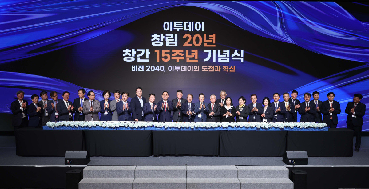 ▲24일 서울 서초구 JW메리어트 호텔 서울 그랜드볼룸에서 열린 이투데이 창립 20년, 창간 15주년 기념식 '비전2040, 이투데이의 도전과 혁신'에서 주호영 국회부의장, 이언주 더불어민주당 최고위원, 황명선 더불어민주당 최고위원, 안철수 국민의힘 의원, 진성준 더불어민주당 의원, 천하람 개혁신당 원내대표, 정운찬 동반성장연구소 이사장, 김병준 사랑의열매 사회복지공동모금회 회장, 김문수 이투데이그룹 회장, 김상우 이투데이그룹 총괄부회장, 이종재 이투데이 대표 등 내빈들이 창간 축하 떡케이크 커팅에 앞서 기념촬영을 하고 있다. 이번 기념식은 이투데이의 여정을 돌아보며, 새로운 도약을 선언하는 자리다. 신태현 기자 holjjak@