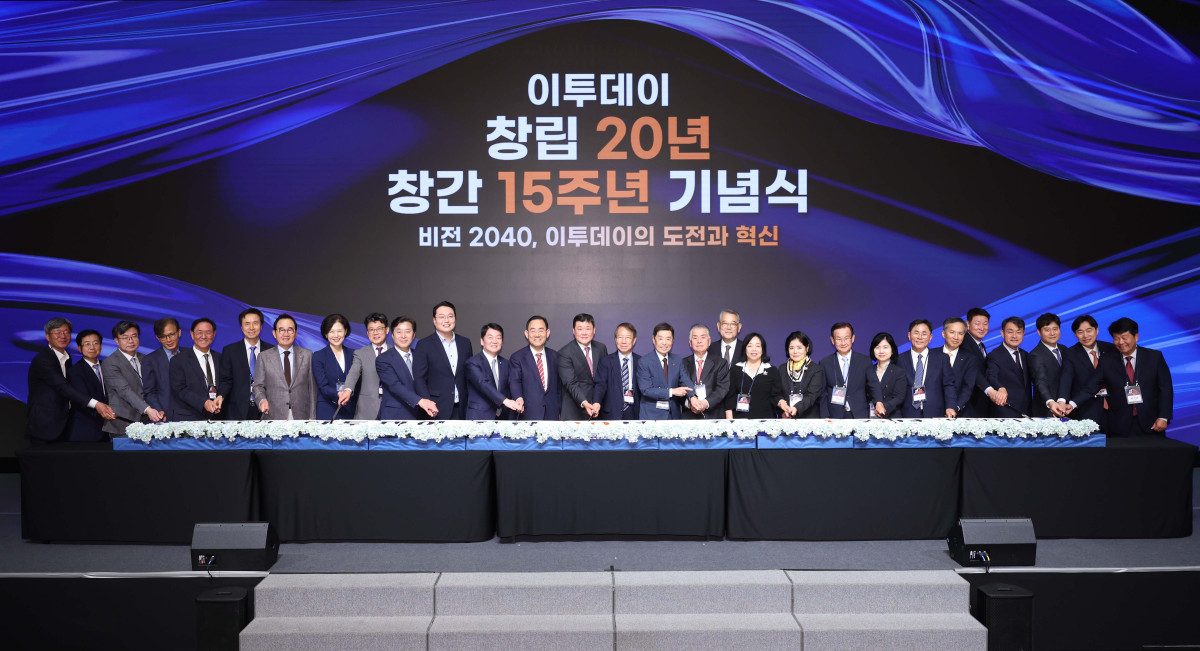 ▲24일 서울 서초구 JW메리어트 호텔 서울 그랜드볼룸에서 열린 이투데이 창립 20년, 창간 15주년 기념식 '비전2040, 이투데이의 도전과 혁신'에서 주호영 국회부의장, 이언주 더불어민주당 최고위원, 황명선 더불어민주당 최고위원, 안철수 국민의힘 의원, 진성준 더불어민주당 의원, 천하람 개혁신당 원내대표, 정운찬 동반성장연구소 이사장, 김병준 사랑의열매 사회복지공동모금회 회장, 김문수 이투데이그룹 회장, 김상우 이투데이그룹 총괄부회장, 이종재 이투데이 대표 등 내빈들이 창간 축하 떡케이크를 커팅하고 있다. 이번 기념식은 이투데이의 여정을 돌아보며, 새로운 도약을 선언하는 자리다. 신태현 기자 holjjak@