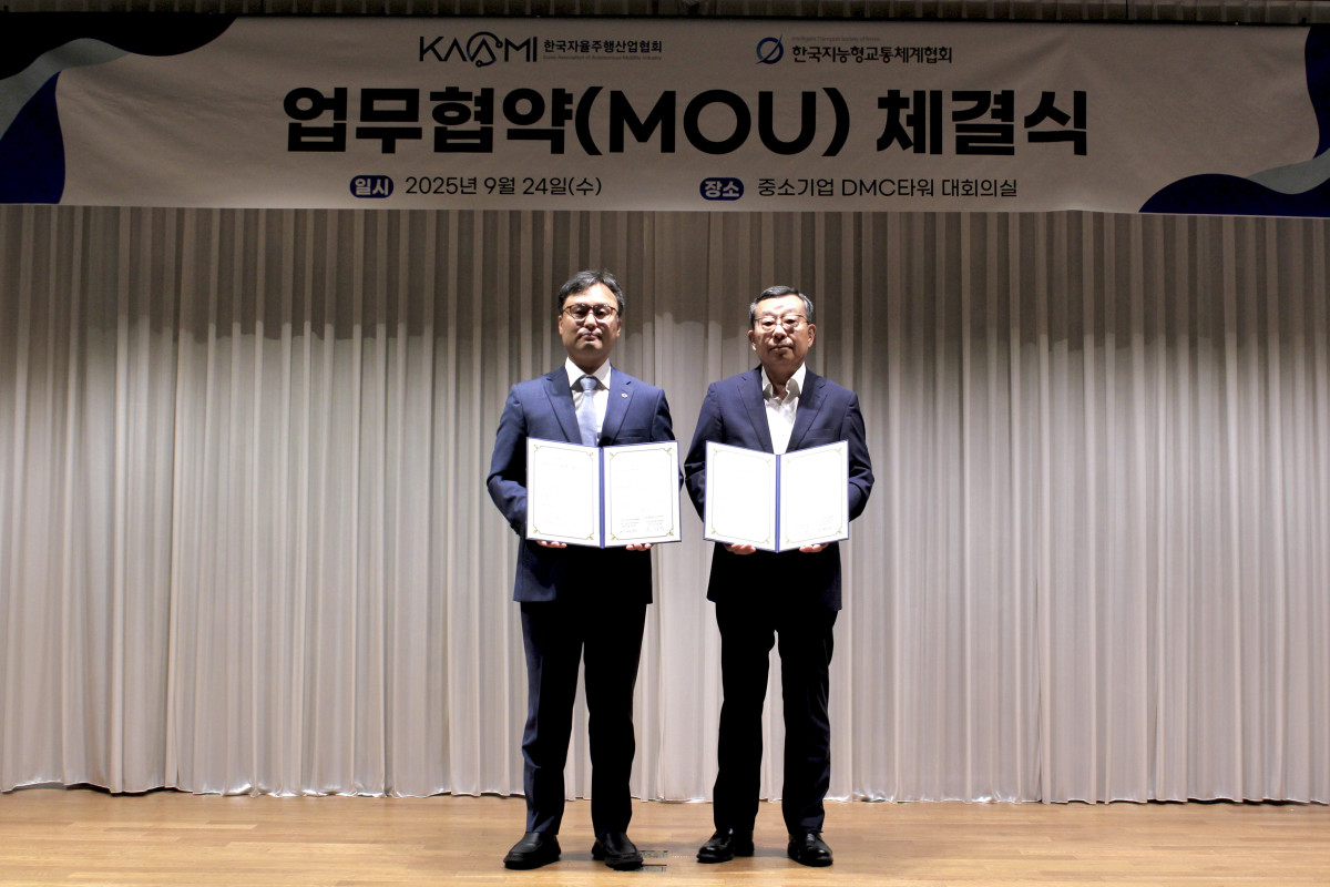 ▲허청회 한국지능형교통체계협회 회장(왼쪽)과 조성환 한국자율주행산업협회 회장. (사진=한국자율주행산업협회)