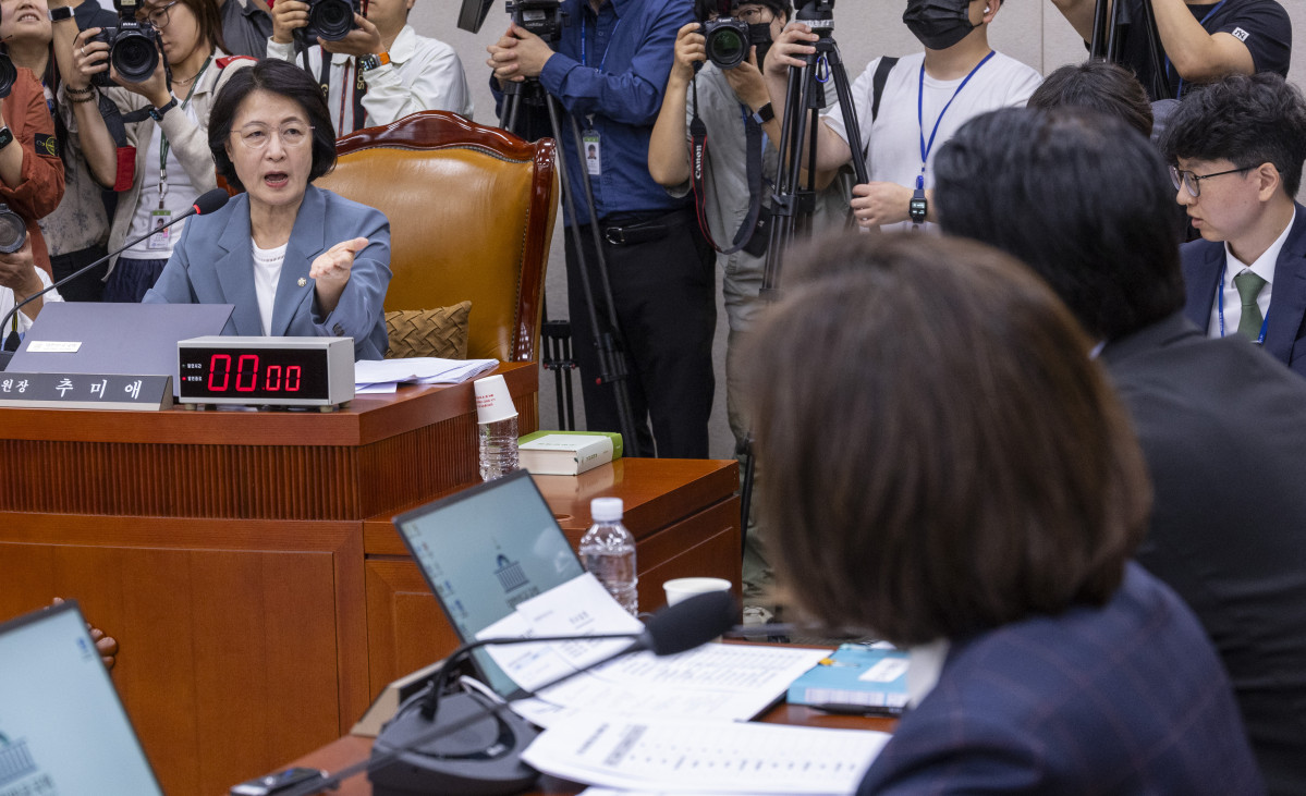 ▲추미애 국회 법제사법위원장이 24일 국회에서 열린 법제사법위원회 전체 회의에서 국민의힘 나경원, 곽규택 의원이 2025년 국정감사 증인 출석안을 두고 항의하자 이를 반박하고 있다. (연합뉴스)