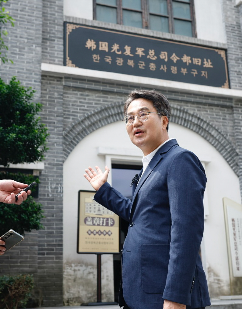 ▲김동연 경기도지사가 충칭시 한국광복군 총사령부 건물 앞에서 현장을 설명하고 있다. (경기도)