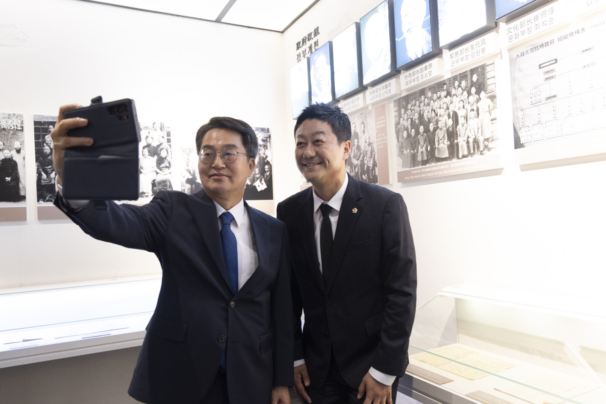 ▲김동연 경기도지사와 김진경 경기도의회 의장이 충칭 임시정부 관련 전시관에서 기념사진을 촬영하고 있다. (경기도)