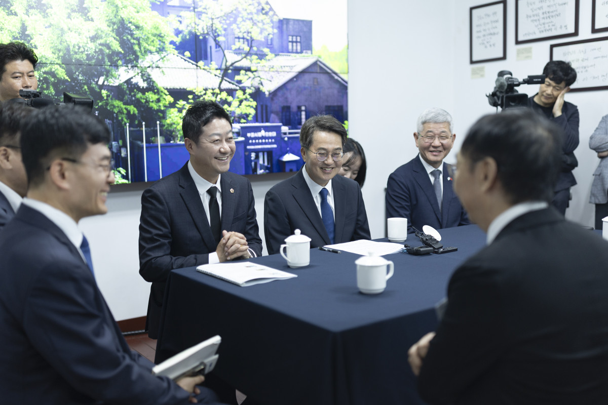 ▲김동연 경기도지사와 김진경 경기도의회 의장이 23일 중국 충칭시에서 독립유공자들과 이야기를 나눴다. (경기도)