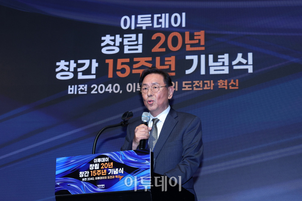 ▲이종재 이투데이 대표가 24일 서울 서초구 JW메리어트 호텔 서울 그랜드볼룸에서 열린 이투데이 창립 20년, 창간 15주년 기념식 '비전 2040, 이투데이의 도전과 혁신'에서 비전발표를 하고 있다. 이번 기념식은 이투데이의 여정을 돌아보며, 새로운 도약을 선언하는 자리이다. 고이란 기자 photoeran@