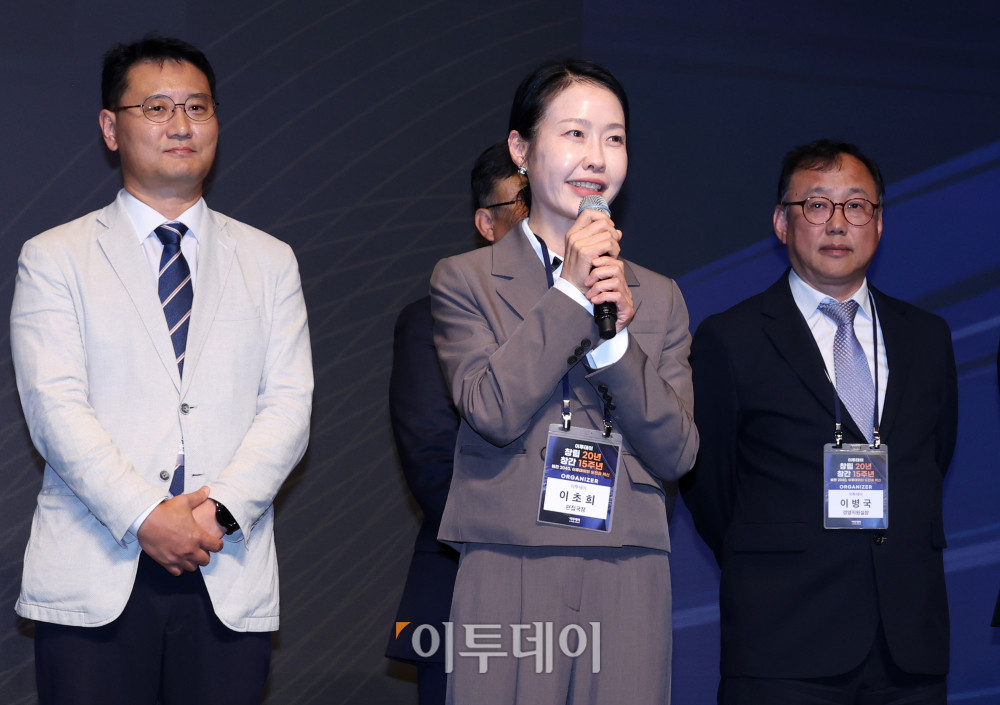 ▲이초희 편집국장이 24일 서울 서초구 JW메리어트 호텔 서울 그랜드볼룸에서 열린 이투데이 창립 20년, 창간 15주년 기념식 '비전 2040, 이투데이의 도전과 혁신'에서 인사말을 하고 있다. 이번 기념식은 이투데이의 여정을 돌아보며, 새로운 도약을 선언하는 자리이다. 고이란 기자 photoeran@