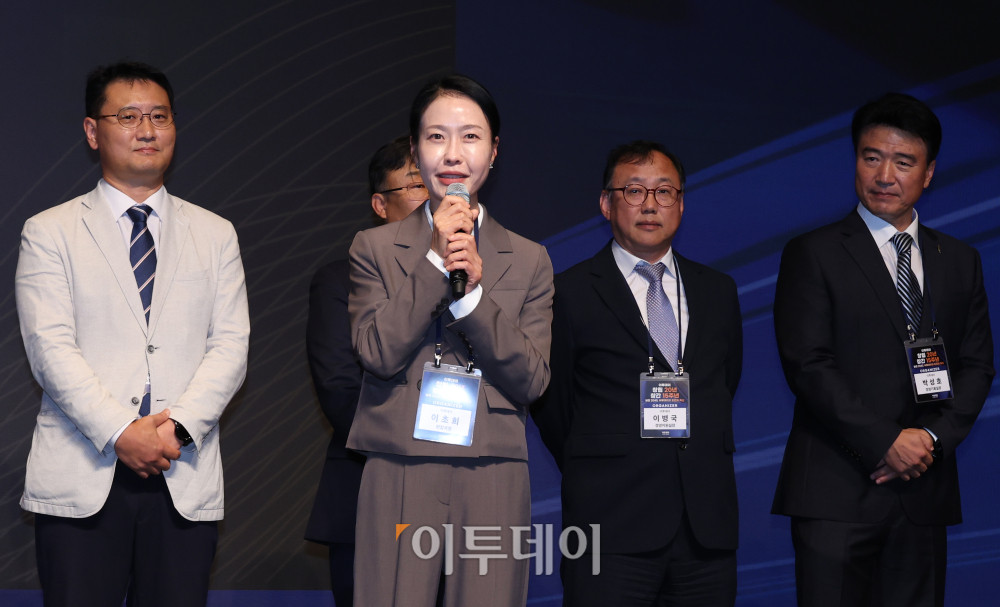 ▲이초희 편집국장이 24일 서울 서초구 JW메리어트 호텔 서울 그랜드볼룸에서 열린 이투데이 창립 20년, 창간 15주년 기념식 '비전 2040, 이투데이의 도전과 혁신'에서 인사말을 하고 있다. 이번 기념식은 이투데이의 여정을 돌아보며, 새로운 도약을 선언하는 자리이다. 고이란 기자 photoeran@