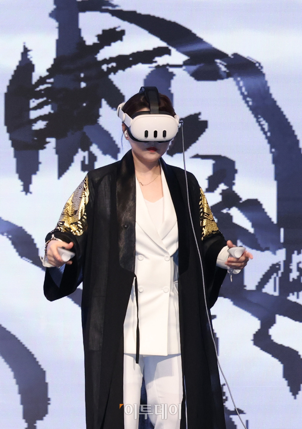 ▲24일 서울 서초구 JW메리어트 호텔 서울 그랜드볼룸에서 열린 이투데이 창립 20년, 창간 15주년 기념식 '비전 2040, 이투데이의 도전과 혁신'에서 메타버스 아티스트 피오니 작가가 축하공연을 하고 있다. 이번 기념식은 이투데이의 여정을 돌아보며, 새로운 도약을 선언하는 자리이다. 고이란 기자 photoeran@