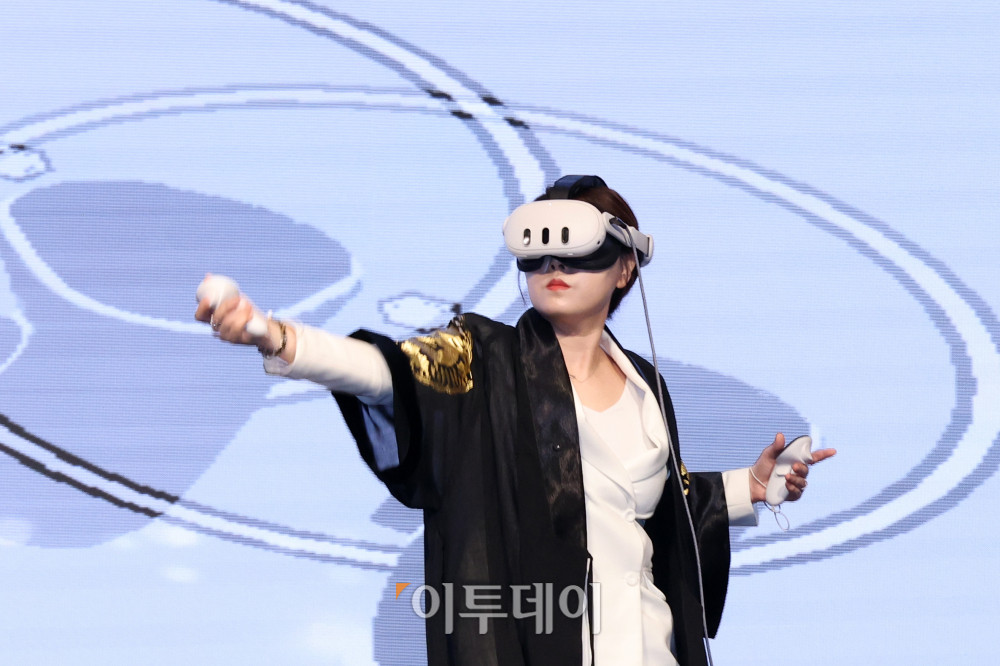 ▲24일 서울 서초구 JW메리어트 호텔 서울 그랜드볼룸에서 열린 이투데이 창립 20년, 창간 15주년 기념식 '비전 2040, 이투데이의 도전과 혁신'에서 메타버스 아티스트 피오니 작가가 축하공연을 하고 있다. 이번 기념식은 이투데이의 여정을 돌아보며, 새로운 도약을 선언하는 자리이다. 고이란 기자 photoeran@