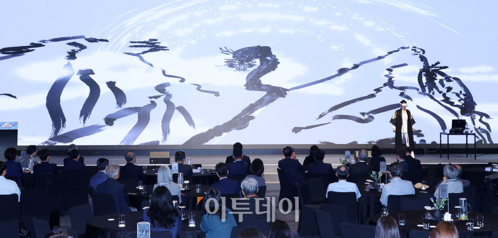 ▲24일 서울 서초구 JW메리어트 호텔 서울 그랜드볼룸에서 열린 이투데이 창립 20년, 창간 15주년 기념식 '비전 2040, 이투데이의 도전과 혁신'에서 메타버스 아티스트 피오니 작가가 축하공연을 하고 있다. 이번 기념식은 이투데이의 여정을 돌아보며, 새로운 도약을 선언하는 자리이다. 고이란 기자 photoeran@