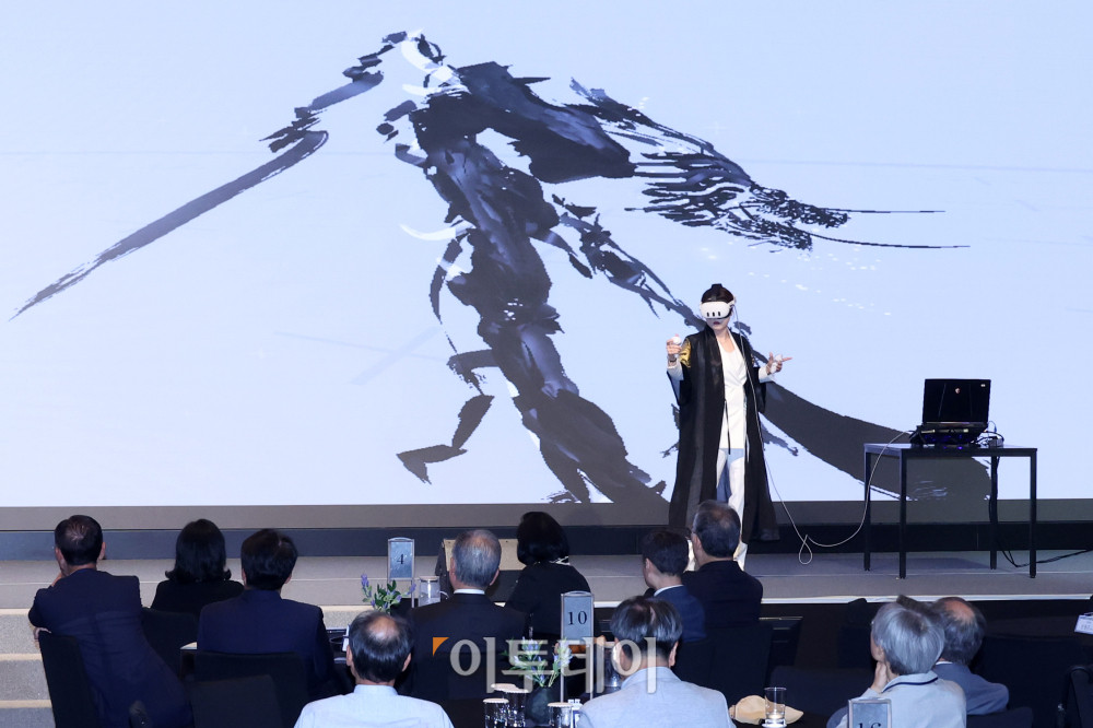 ▲24일 서울 서초구 JW메리어트 호텔 서울 그랜드볼룸에서 열린 이투데이 창립 20년, 창간 15주년 기념식 '비전 2040, 이투데이의 도전과 혁신'에서 메타버스 아티스트 피오니 작가가 축하공연을 하고 있다. 이번 기념식은 이투데이의 여정을 돌아보며, 새로운 도약을 선언하는 자리이다. 고이란 기자 photoeran@