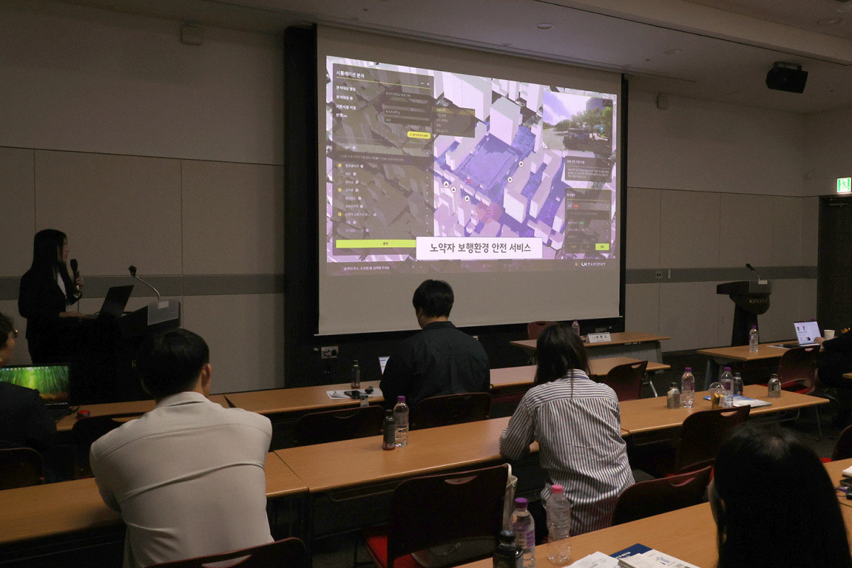 ▲LX공사 관계자가 ‘LX디지털국토플랫폼’(LX플랫폼)’을 소개하고 있다. (사진제공=LX공사)