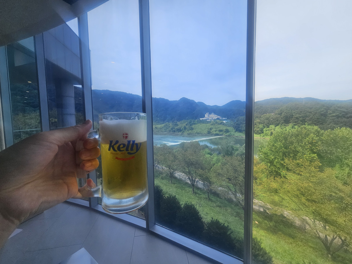 ▲하이트진로 강원공장 시음장 전망이 보이고 있다. (사진=정영인 기자 oin@)