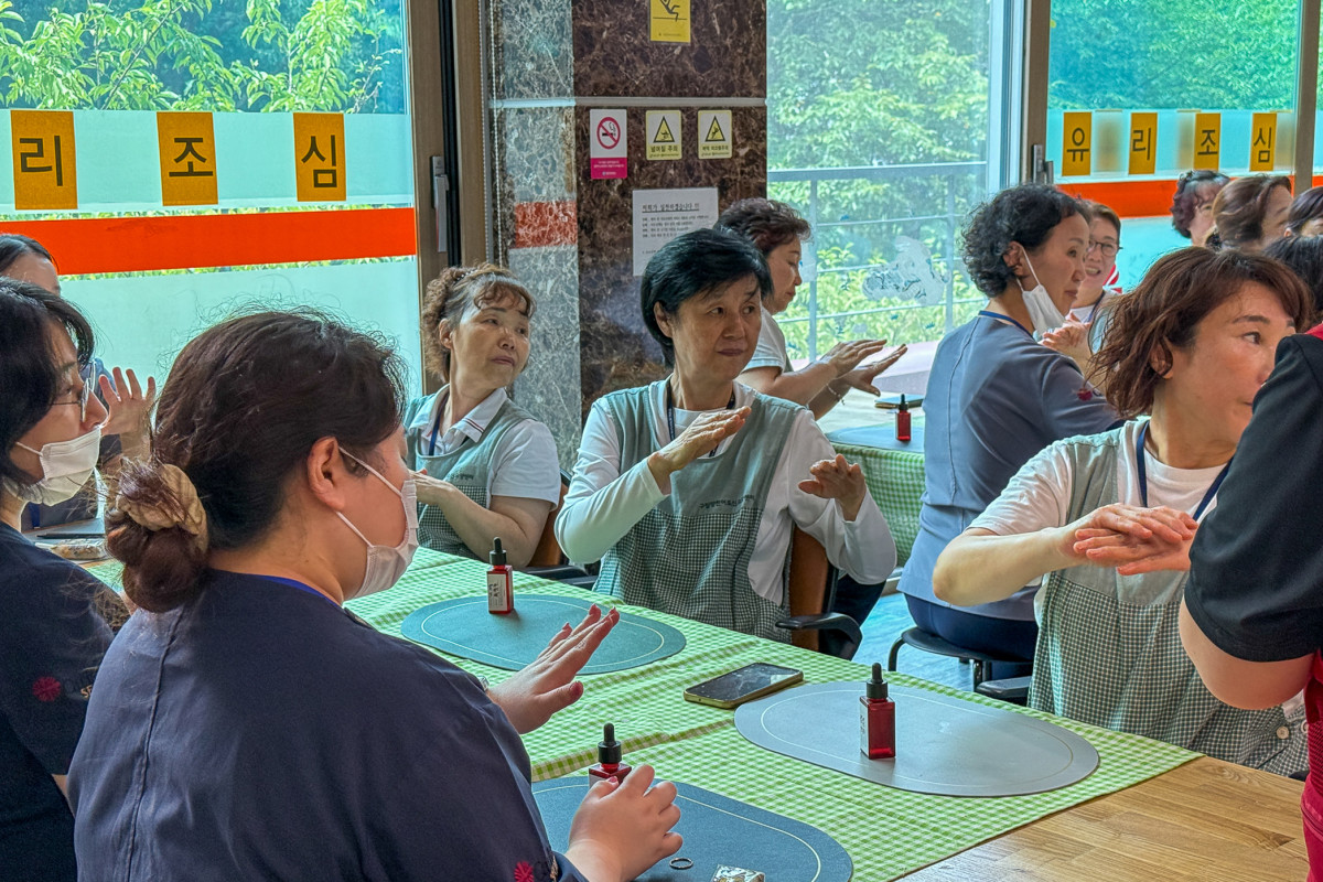 ▲치매환자 부양가족을 위한 프로그램 ‘숲에서 쉼’에서 아로마테라피 활동을 진행하고 있다.(서울그린트러스트 제공)