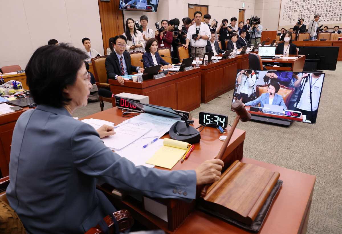 ▲24일 서울 여의도 국회에서 열린 법제사법위원회 전체회의에서 더불어민주당 소속 추미애 위원장이 정회를 선언하고 있다. 법사위는 이날 민주당 주도로 정부조직법 개정안을 통과시켰다. (연합뉴스)