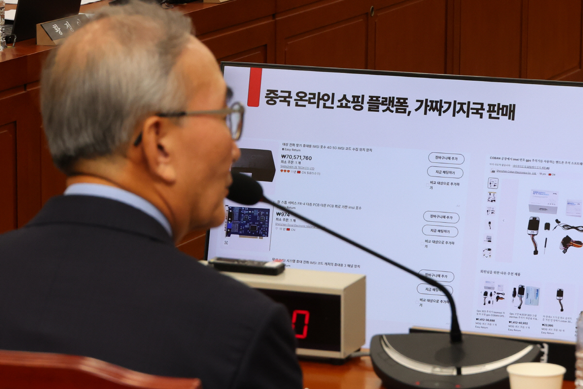 ▲김영섭 KT 대표이사가 24일 국회 과학기술정보방송통신위원회에서 열린 통신·금융 대규모 해킹사고에 대한 청문회에서 중국 온라인 쇼핑몰에서 판매되고 있는 가짜 기지국 관련 질문에 답하고 있다. ( 연합뉴스)