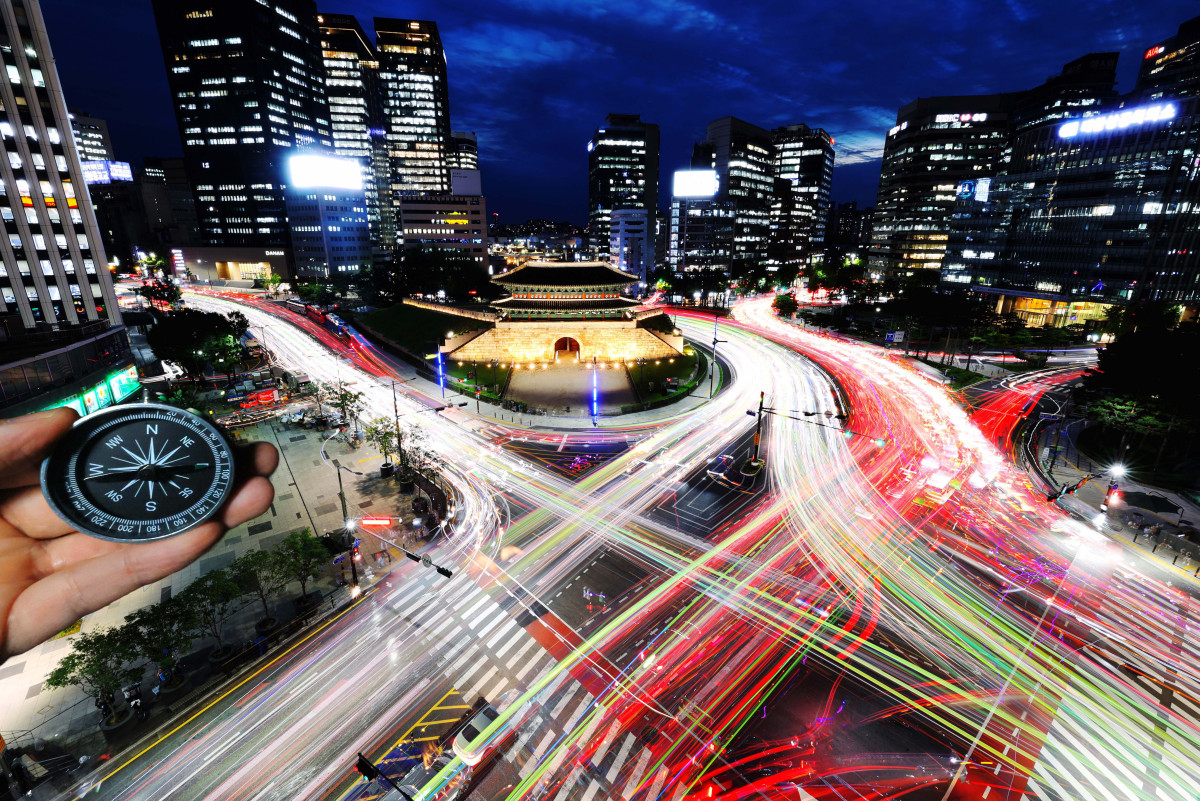 ▲숭례문오거리 차량의 궤적처럼 숨가쁘게 달리는 우리 경제, 길을 잃지 않도록 안내하겠습니다. 이투데이가 신문창간 15주년을 맞이했습니다. 흔들리지 않고 올바른 방향을 제시하는 나침반처럼 독자 여러분에게 올곧은 뉴스를 제공하는 ‘내비게이션’이 되겠습니다. (캐논 EOS R3, 15s, f/22, ISO 100, 79장 연속 촬영 및 동일 위치에 촬영한 나침반 레이어 합성) 신태현 기자 holjjak@