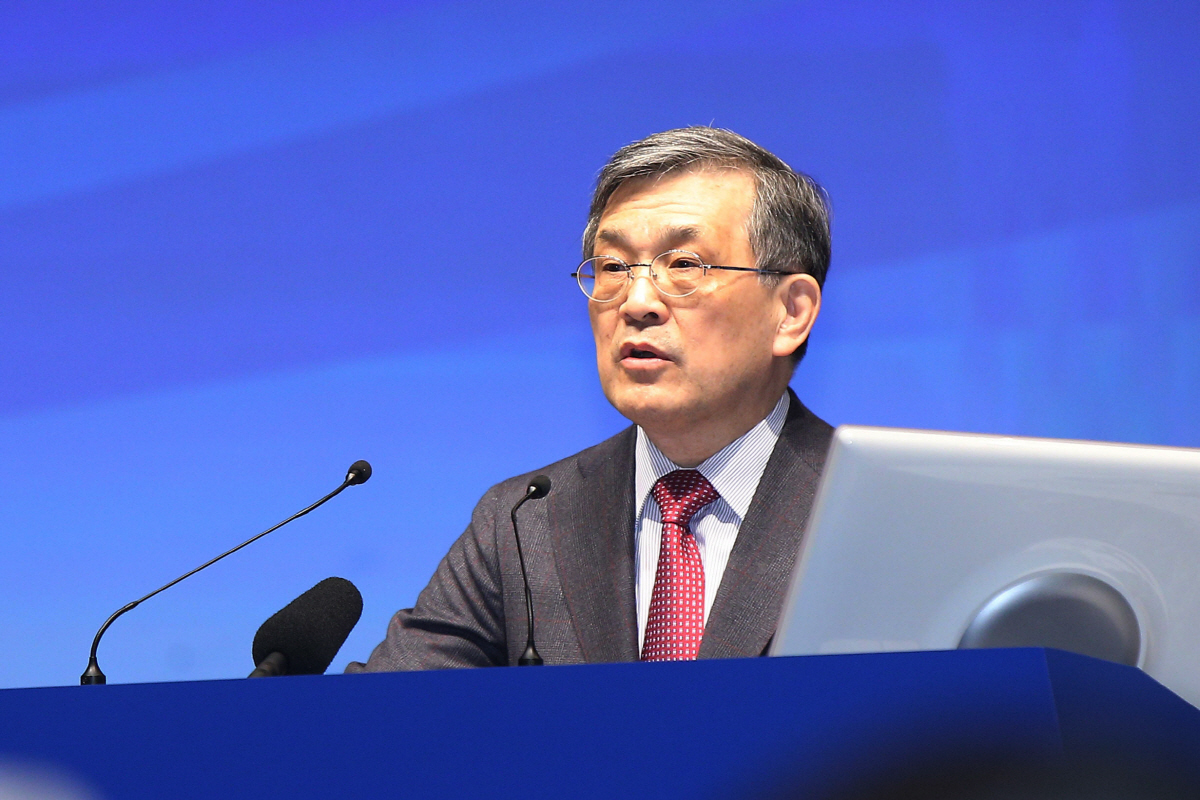 ▲권오현 삼성전자 고문이 대표이사 회장 당시인 2018년 3월 서울 서초구 삼성전자 서초사옥 5층 다목적홀에서 열린 주주총회에서 인사말을 하고 있다.  (뉴시스)