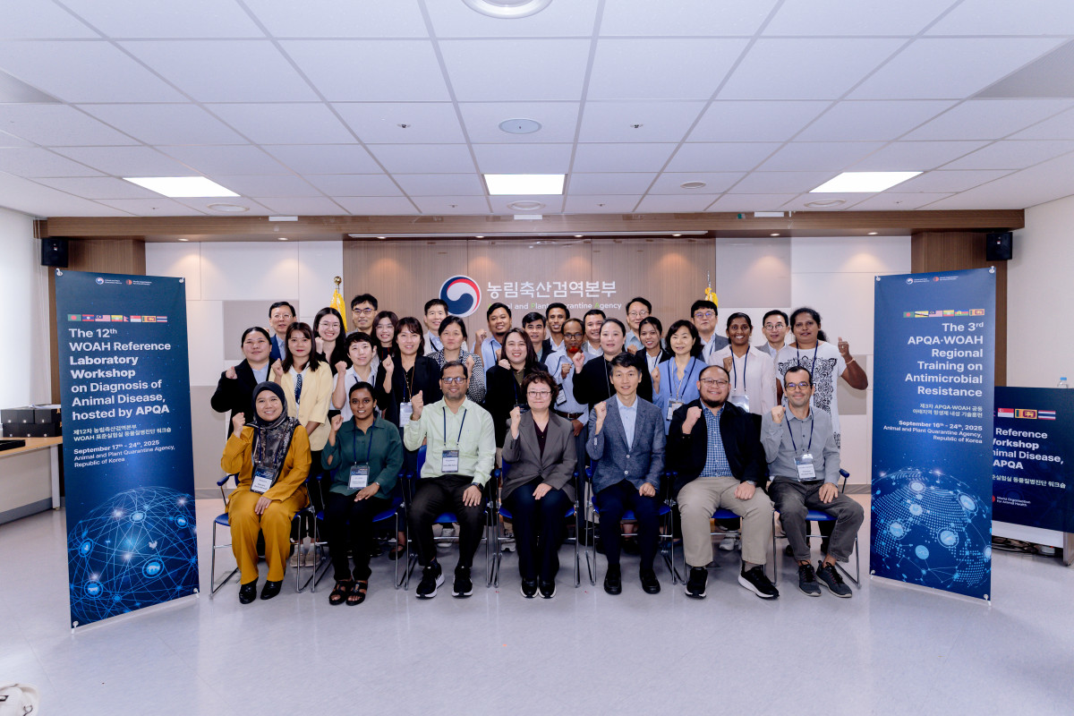 ▲농림축산검역본부가 17일부터 24일까지 경북 김천 검역본부에서 개최한 ‘WOAH 표준실험실 동물질병진단 워크숍’ 참석자들이 폐회식에서 기념 촬영을 하고 있다. (사진제공=농림축산식품부)