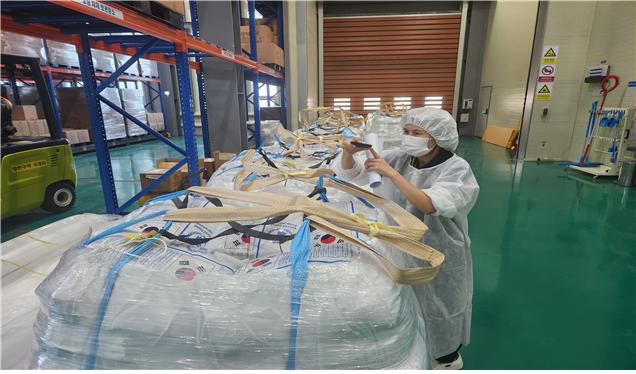 ▲국산 영양강화립을 혼합한 식량원조용 영양강화쌀 선적 검사. (사진제공=농림축산식품부)