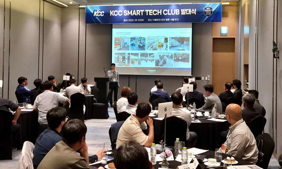 ▲KCC 스마트 테크 클럽 발대식에서 KCC 관계자가 관련 내용을 설명하고 있다 (KCC)