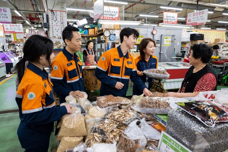 ▲광양제철소가 추석을 앞두고 광양중마시장을 방문한 광양제철소 직원들이 식자재 및 음식을 구매하고 있는 모습. (사진제공=광양제철소)