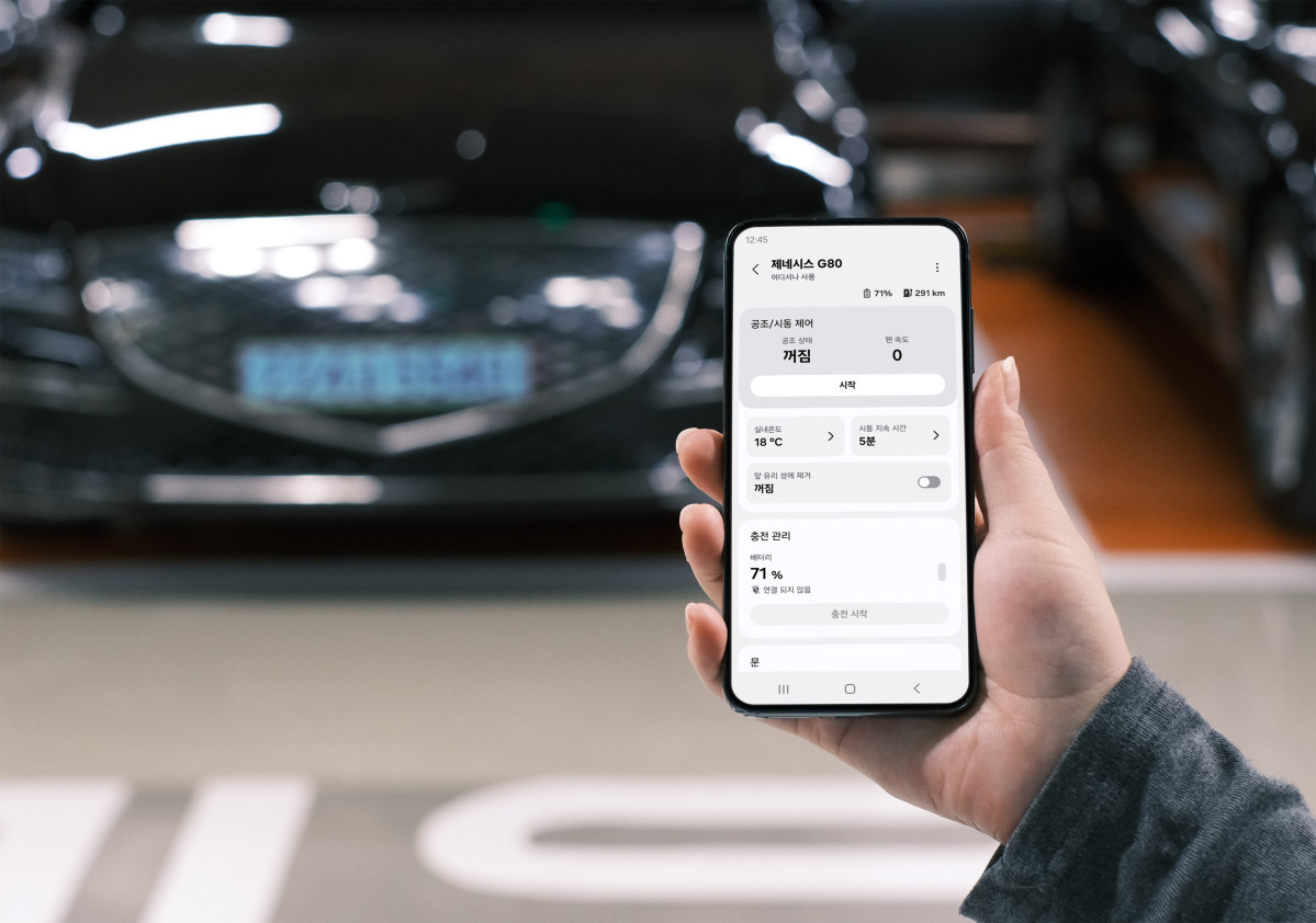 ▲삼성 스마트싱스로 커넥티드 카 서비스를 이용하는 모습. (사진=현대차)