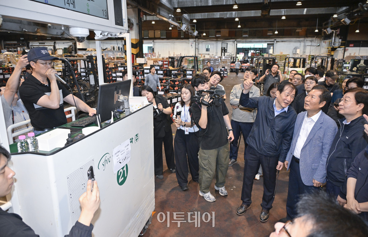 ▲정청래 더불어민주당 대표가 25일 추석맞이 물가점검을 위해 서울 송파구 가락동 농수산물도매시장을 방문해 경매사의 거래 과정을 견학하고 있다. 조현호 기자 hyunho@