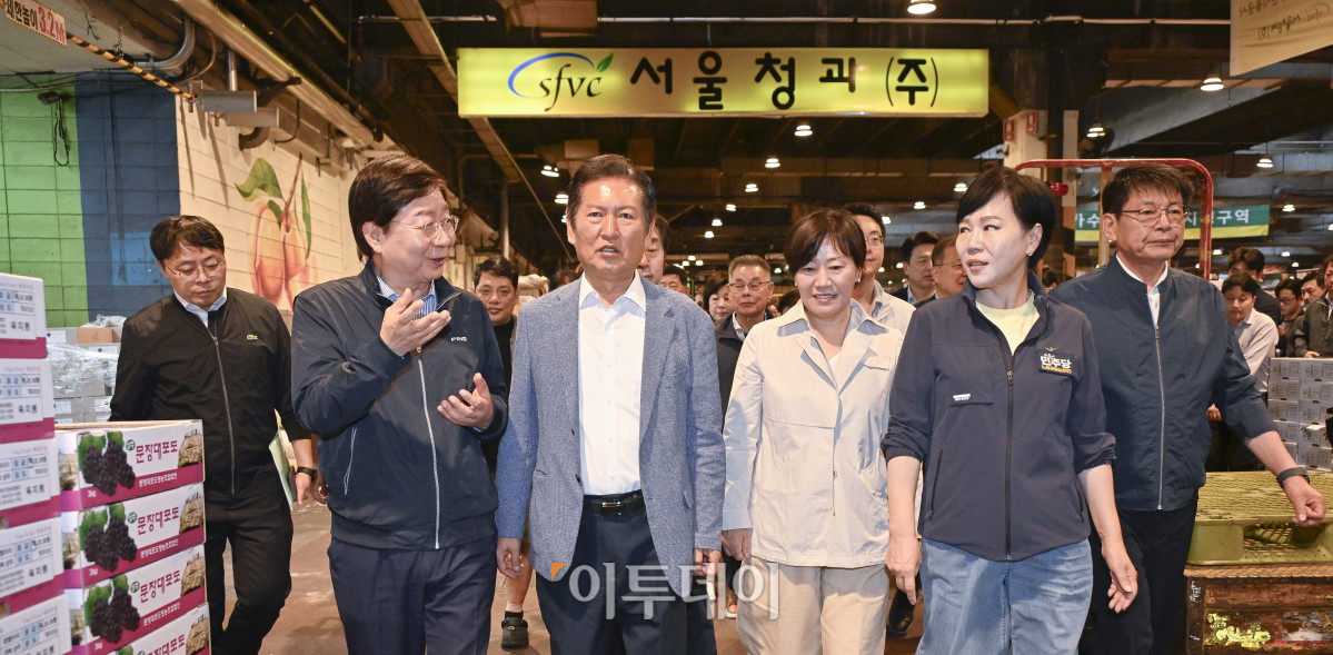 ▲정청래 더불어민주당 대표가 25일 추석맞이 물가점검을 위해 서울 송파구 가락동 농수산물도매시장을 방문하고 있다. 왼쪽부터 문영표 서울시농수산식품공사 사장, 정 대표, 송미령 농림축산식품부 장관, 전현희 더불어민주당 최고위원. 조현호 기자 hyunho@