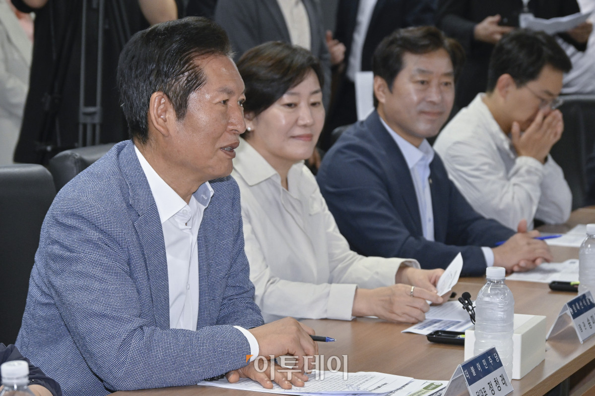 ▲정청래 더불어민주당 대표가 25일 서울 송파구 가락시장 서울청과에서 열린 추석맞이 물가점검 현장 방문 및 간담회에서 발언을 하고 있다. 조현호 기자 hyunho@