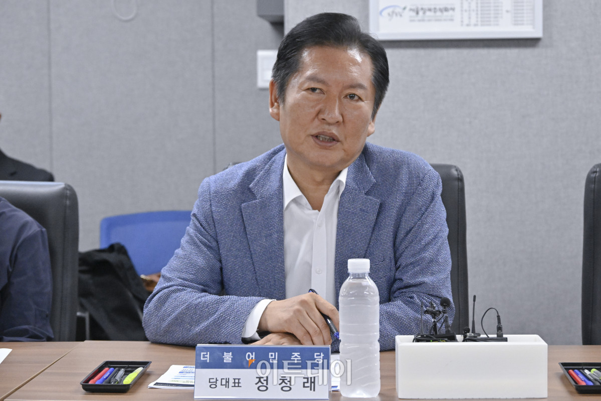 ▲정청래 더불어민주당 대표가 25일 서울 송파구 가락시장 서울청과에서 열린 추석맞이 물가점검 현장 방문 및 간담회에서 발언을 하고 있다. 조현호 기자 hyunho@