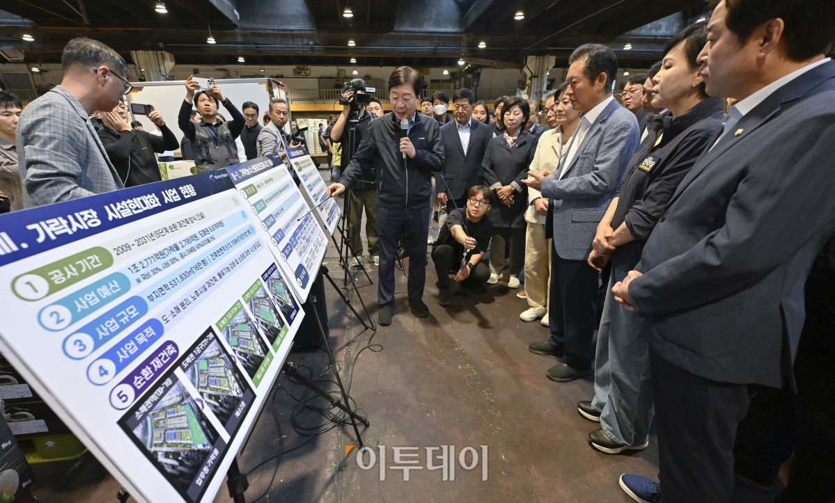 ▲정청래 더불어민주당 대표가 25일 추석맞이 물가점검을 위해 서울 송파구 가락동 농수산물도매시장을 방문해 문영표 서울시농수산식품공사 사장에게 가락시장에 대한 설명을 듣고 있다. 조현호 기자 hyunho@