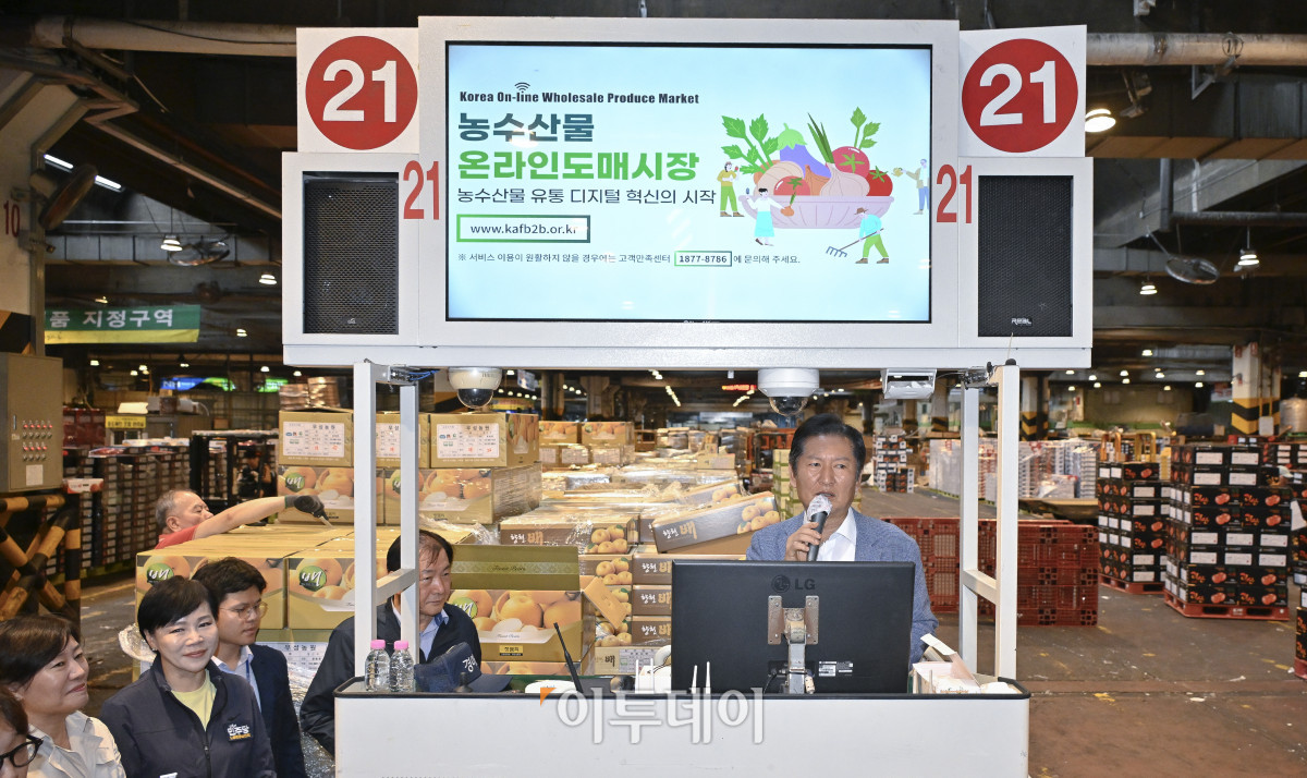 ▲정청래 더불어민주당 대표가 25일 추석맞이 물가점검을 위해 서울 송파구 가락동 농수산물도매시장을 찾아 경매대에 올라 인사말을 하고 있다. 조현호 기자 hyunho@