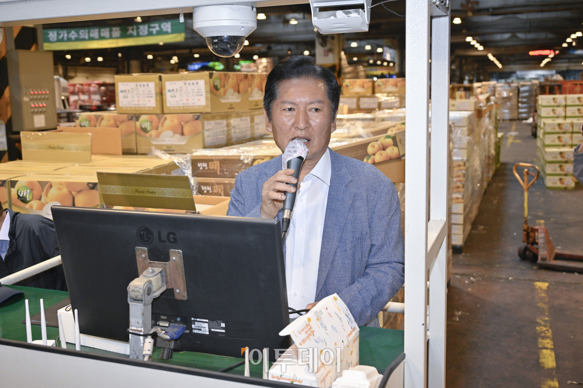 ▲정청래 더불어민주당 대표가 25일 추석맞이 물가점검을 위해 서울 송파구 가락동 농수산물도매시장을 찾아 경매대에 올라 인사말을 하고 있다. 조현호 기자 hyunho@