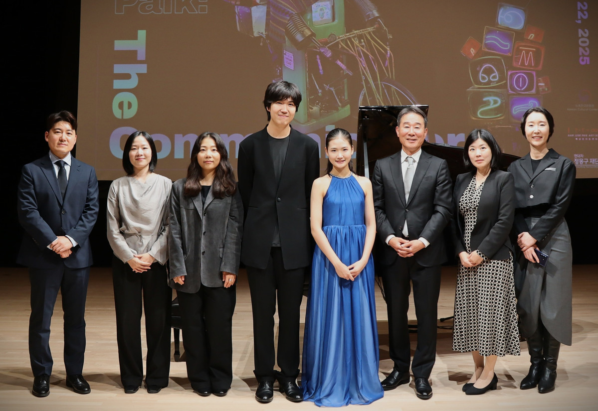 ▲현대차정몽구재단은 뉴욕한국문화원, 백남준 아트센터와 함께백남준 특별전 Nam June Paik: The Communicator를 공동 주최한다. 왼쪽 세 번째부터 김아름 작가, 김송현 피아니스트, 김현서 바이올리니스트, 김천수 뉴욕한국문화원장이 자리하고 있으며 현대차 정몽구 재단 및 뉴욕한국문화원 관계자들도 함께 참석해 자리를 빛냈다. (사진=현대차정몽구재단)