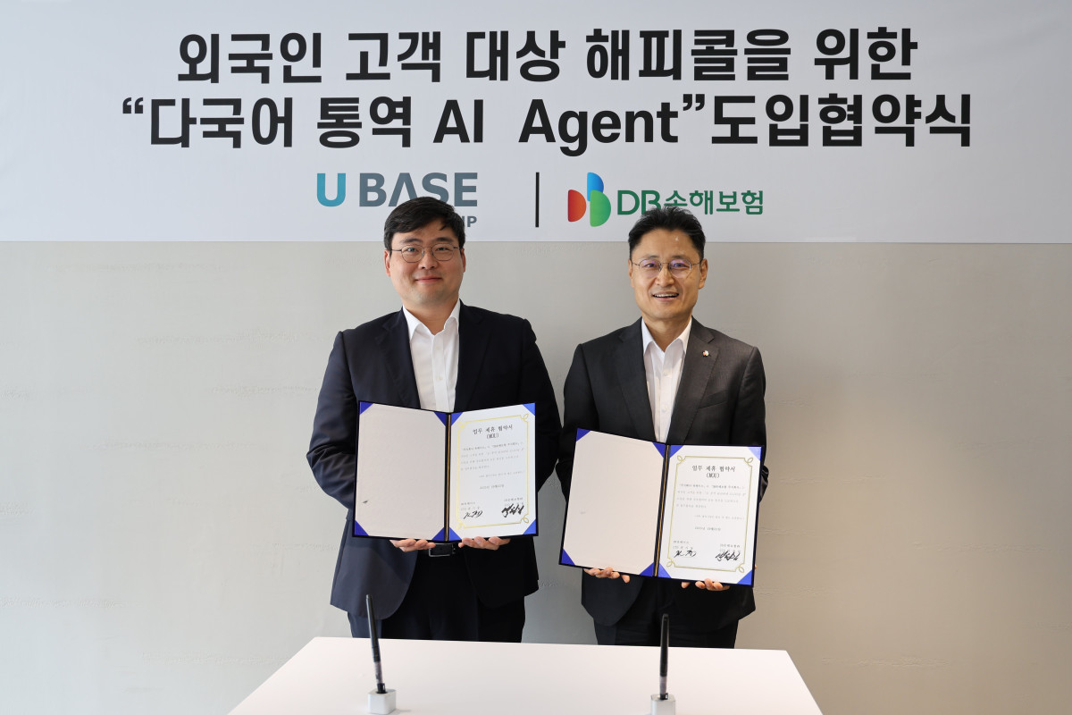 ▲9월 22일 서울시 중구 유베이스 본사에서 DB손해보험 박권일 본부장(오른쪽)과 유베이스 권기둥 총괄이 업무협약을 맺고 기념촬영을 하고 있다.
  (제공 DB손해보험)