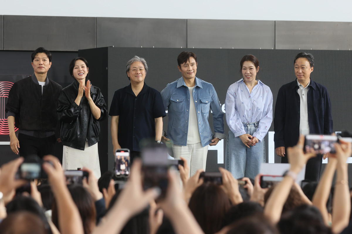 ▲부산국제영화제 개막작 '어쩔수가없다' 오픈토크, 왼쪽부터 배우 박희순, 손예진, 박찬욱 감독, 배우 이병헌, 염혜란, 이성민 (연합뉴스)