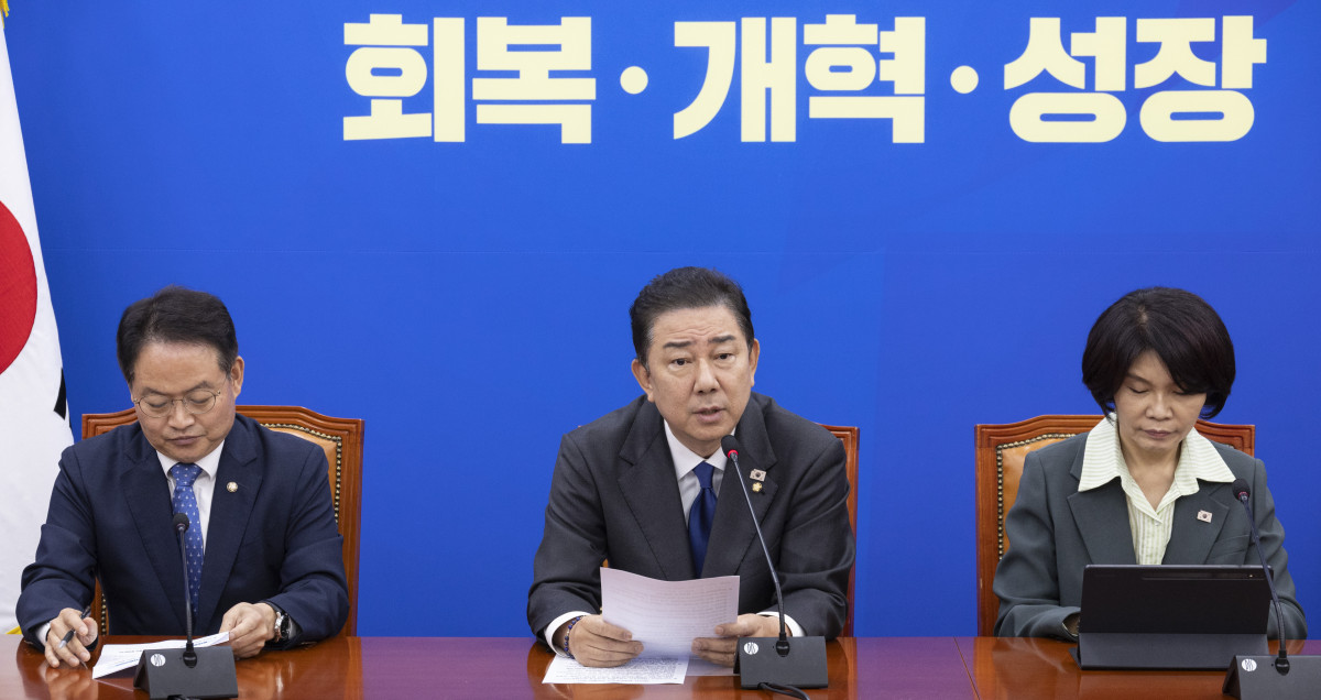 ▲김병기 더불어민주당 원내대표가 25일 국회에서 열린 정책조정회의에서 이날 오후 열릴 본회의에 올라갈 정부조직법 처리 관련 발언을 하고 있다. (연합뉴스)