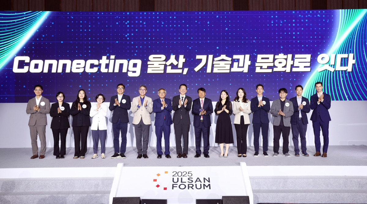 ▲24일 울산시 울주군 울산전시컨벤션센터(UECO)에서 열린 ‘2025 울산포럼’에서 최창원(오른쪽 8번째) SK수펙스추구협의회 의장과 이윤철(오른쪽 7번째) 울산상공회의소 회장 등 주요 참석자들이 기념촬영을 하고 있다. (SK이노베이션)