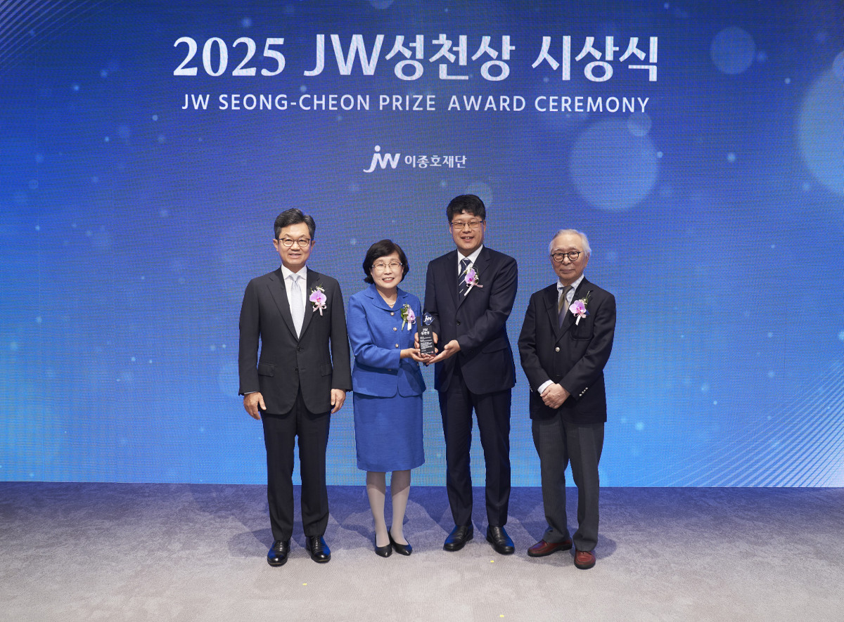 ▲JW이종호재단은 24일 경기도 과천 JW사옥에서 ‘2025 JW성천상’ 시상식을 개최했다. (왼쪽부터)이경하 JW이종호재단 이사장(JW 회장), 2025 JW성천상 수상자 전진경 아프리카미래재단 짐바브웨지부 메디컬디렉터와 강동원 지부장, 이성낙 JW성천상위원회 위원장(가천대 명예총장)이 기념촬영하고 있다. (사진제공=JW중외제)