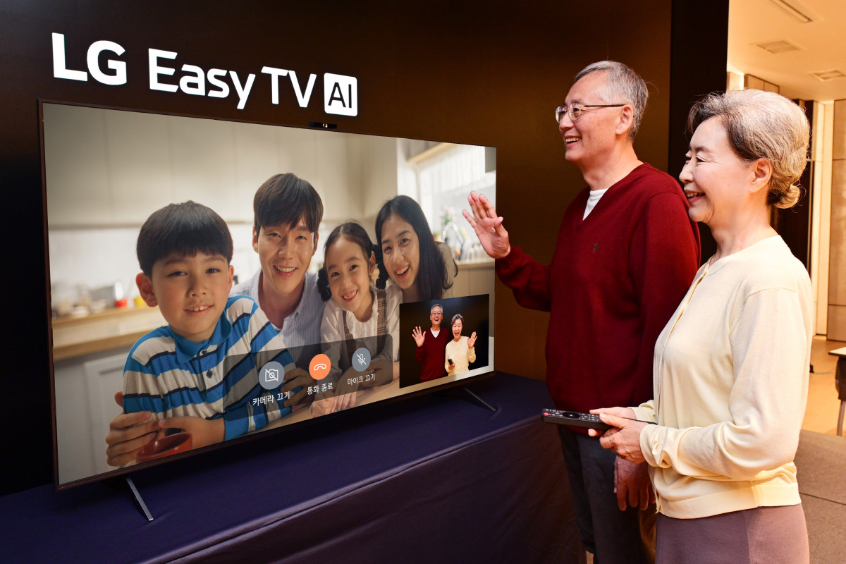 ▲LG전자가 시니어 고객이 쉽게 사용하고, 시니어 고객을 케어하는 ‘LG 이지 TV(LG Easy TV)’를 국내에 출시하며 시니어 TV 시장을 연다. 모델이 기본 장착된 카메라로 TV와 카카오톡 계정이 연결된 가족과 영상 통화를 하고 있다. (사진제공-LG전자)