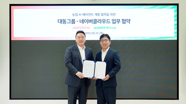 ▲원유현 대동 대표이사(왼쪽)와 김유원 네이버클라우드 대표가 25일 성남시 분당구 네이버클라우드 그린팩토리에서 업무협약서에 서명 후 사진 촬영을 하고 있다. (사진제공=대동)