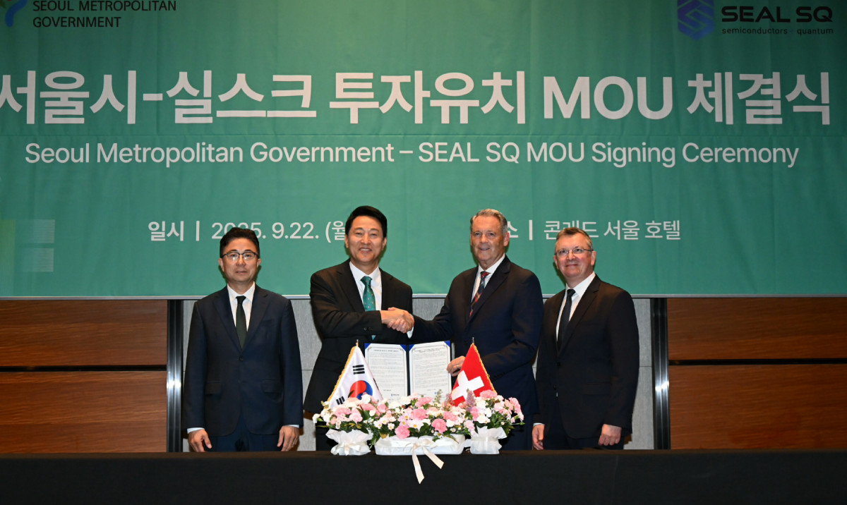 ▲ 9월 22일 열린 '서울시-실스크사 투자유치 MOU'에서 오세훈 서울시장을 비롯한 참석자들이 협약 체결 후 기념촬영을 하고 있다.(왼쪽부터 주용태 경제실장, 오세훈 서울시장, 데이빗 퍼거슨 WISeKey 부회장 겸 실스크 이사, 로익 아몽 ‘실스크(SEALSQ)’.j (서울시)